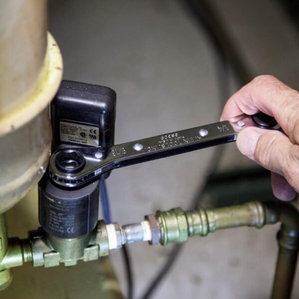 Klein Tools 68310 Ratcheting Refrigeration Wrench, Made in USA, Reversible Wrench with 3/16 and 5/16-Inch Square and 1/4 and 3/8-Inch Square Sizes 3 61OfLBodS7L. AC SL1000